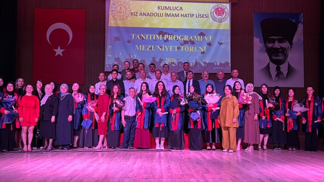 Kumluca Kız Anadolu İmam Hatip Lisesi'nde mezuniyet töreni y