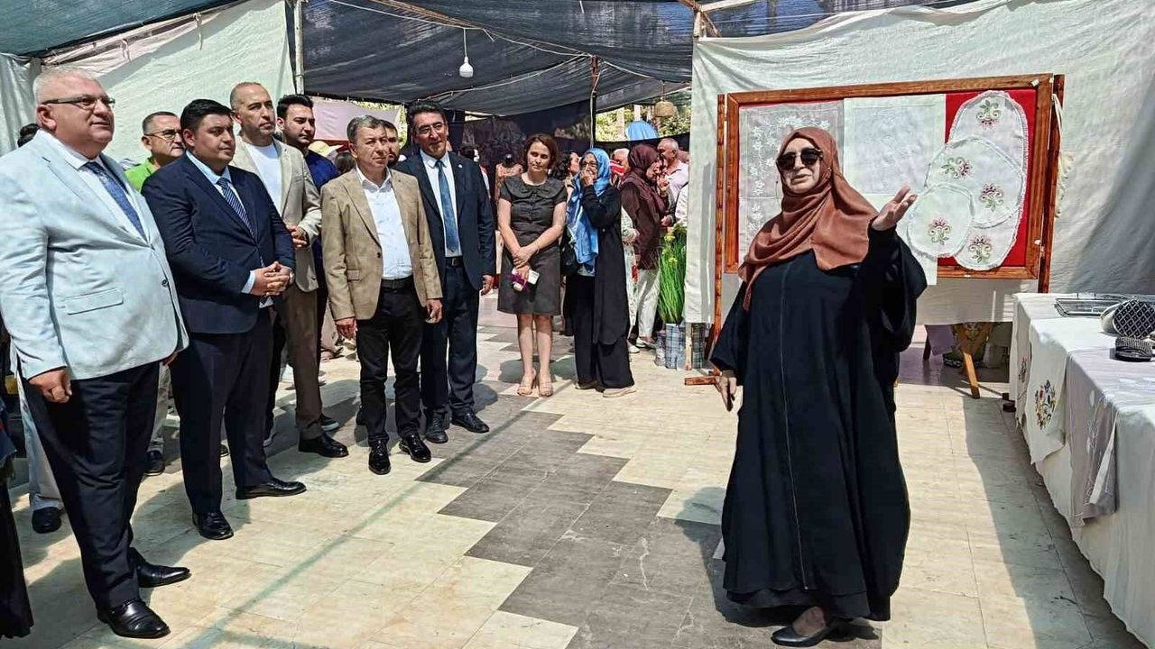 Kumluca'da Halk Eğitim Merkezi Müdürlüğü sergisi törenle açı