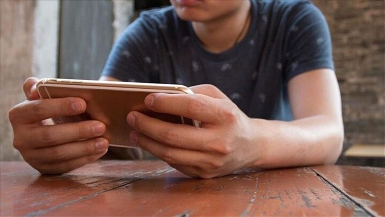 Mahkeme, sınıfta kaldığı için müdür yardımcısını tehdit eden öğrencinin okulunu değiştirdi