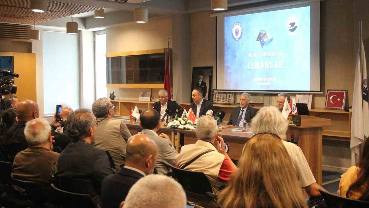 Mersin'de 'Antik Dünyanın Kalbi Limanlar' kitabı tanıtıldı
