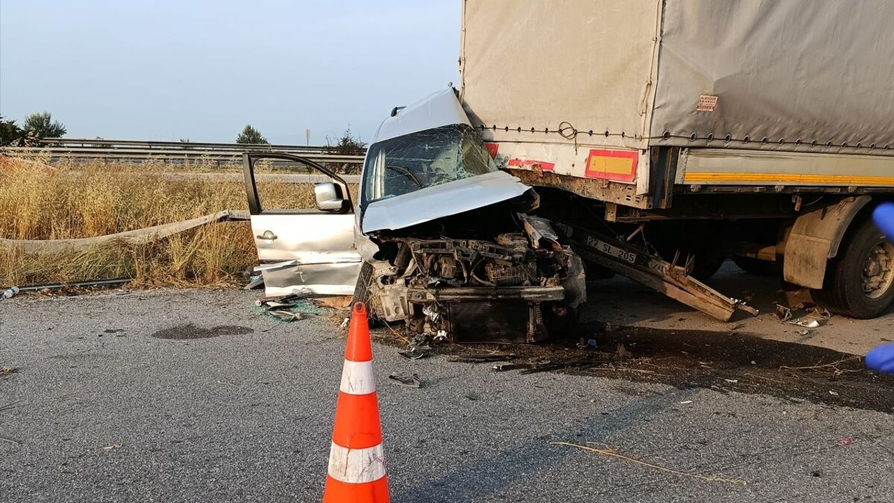 Mersin'de tıra çarpan hafif ticari araçtaki 1 kişi öldü, 4 k