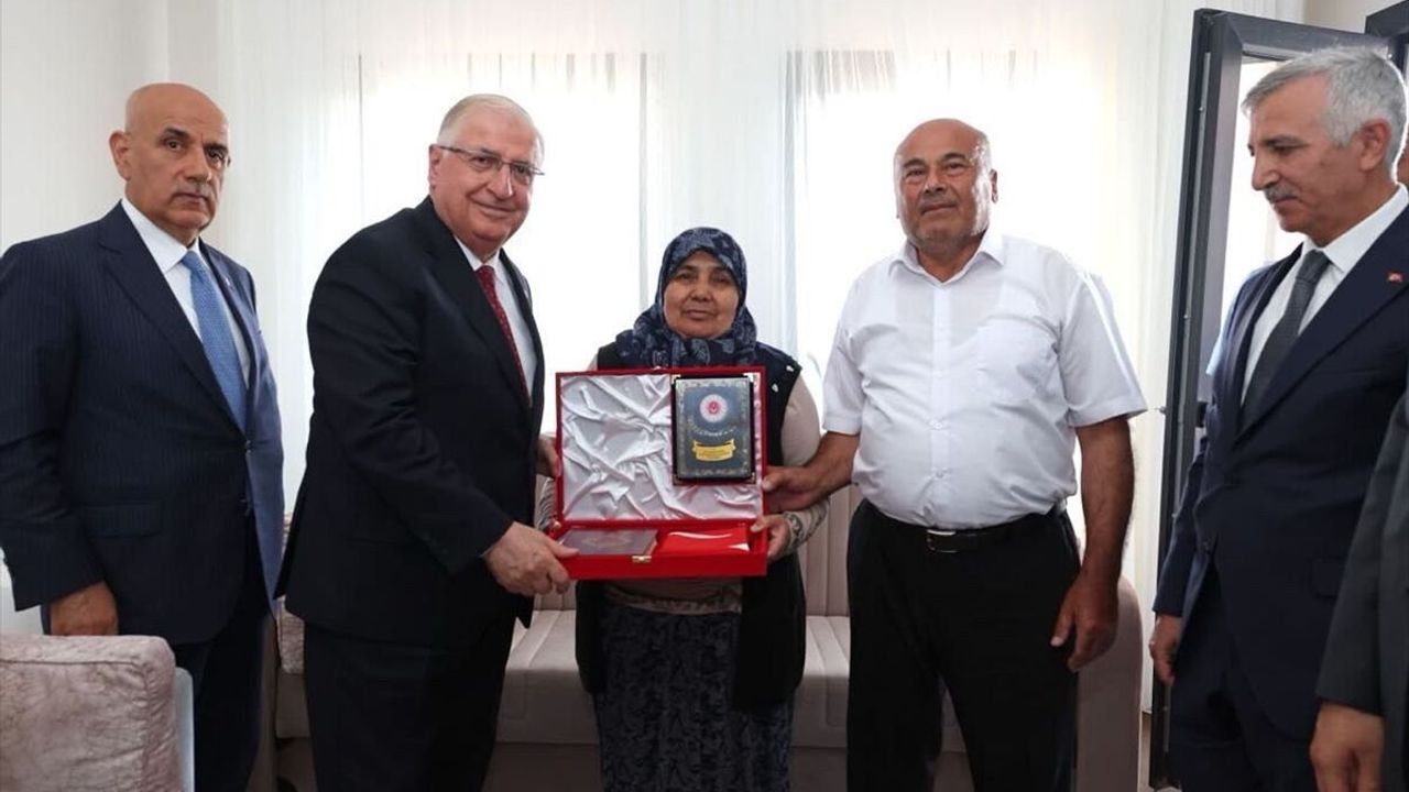 Milli Savunma Bakanı Güler, Kahramanmaraş'ta şehit ailesini 