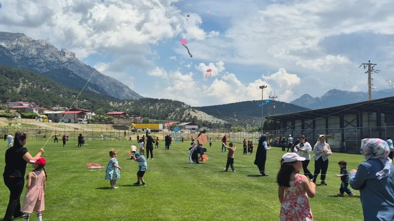 Öğrenciler uçurtma şenliğinde gökyüzünü renklendirdi