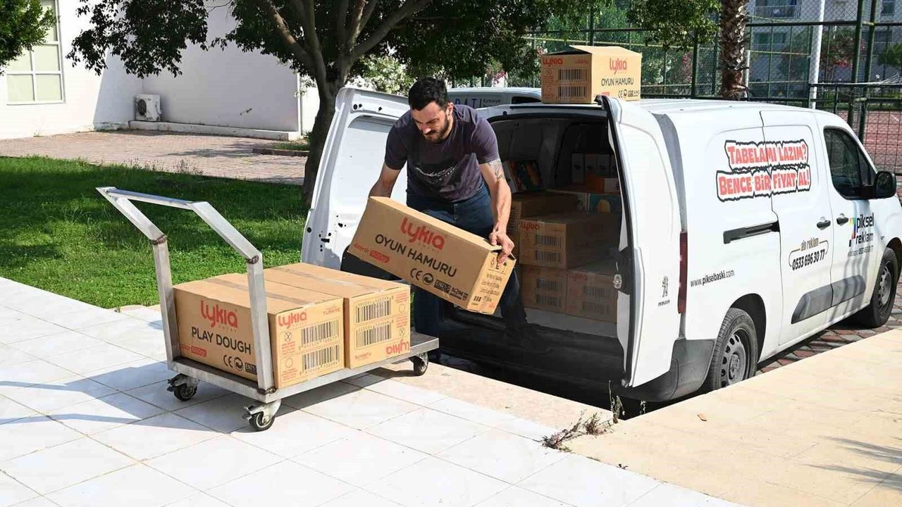 Öğrencilerin yeni sezonda kırtasiye malzemeleri Kemer Beledi