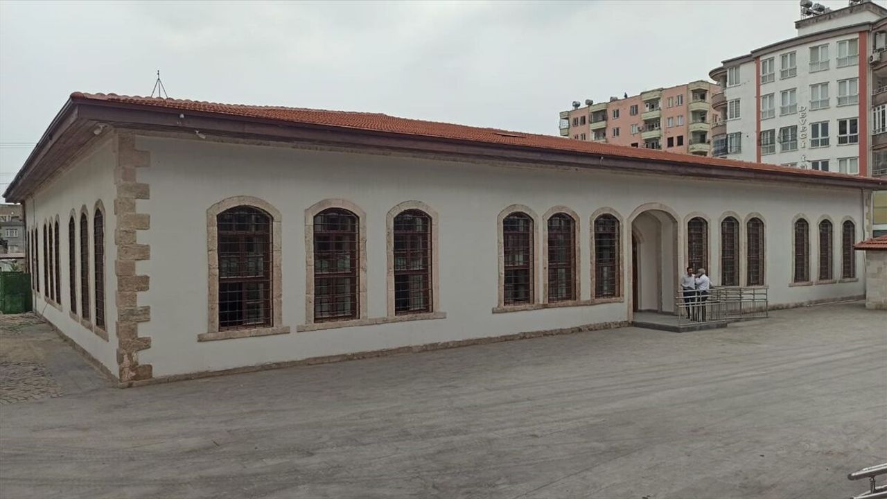 Osmaniye'de depremlerde hasar alan tarihi okulun restorasyon