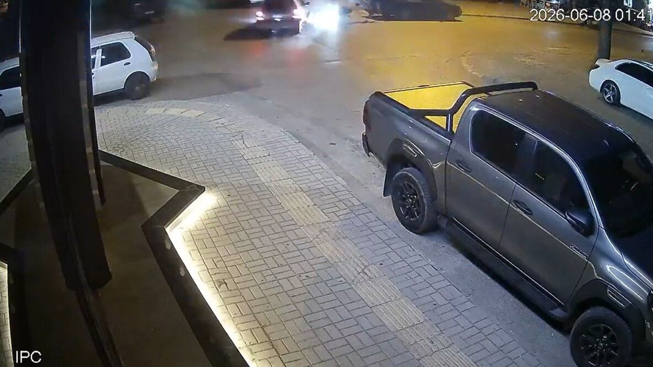 Otomobille çarpışan motosiklettekiler, metrelerce uçup park 