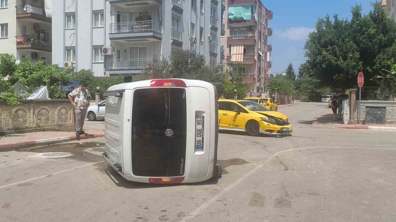 Taksi ile çarpışan hafif ticari araç yan yattı: Sü
