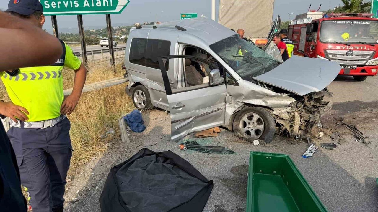 Tarsus'ta otomobil tıra çarptı: 1 ölü, 4 yaralı