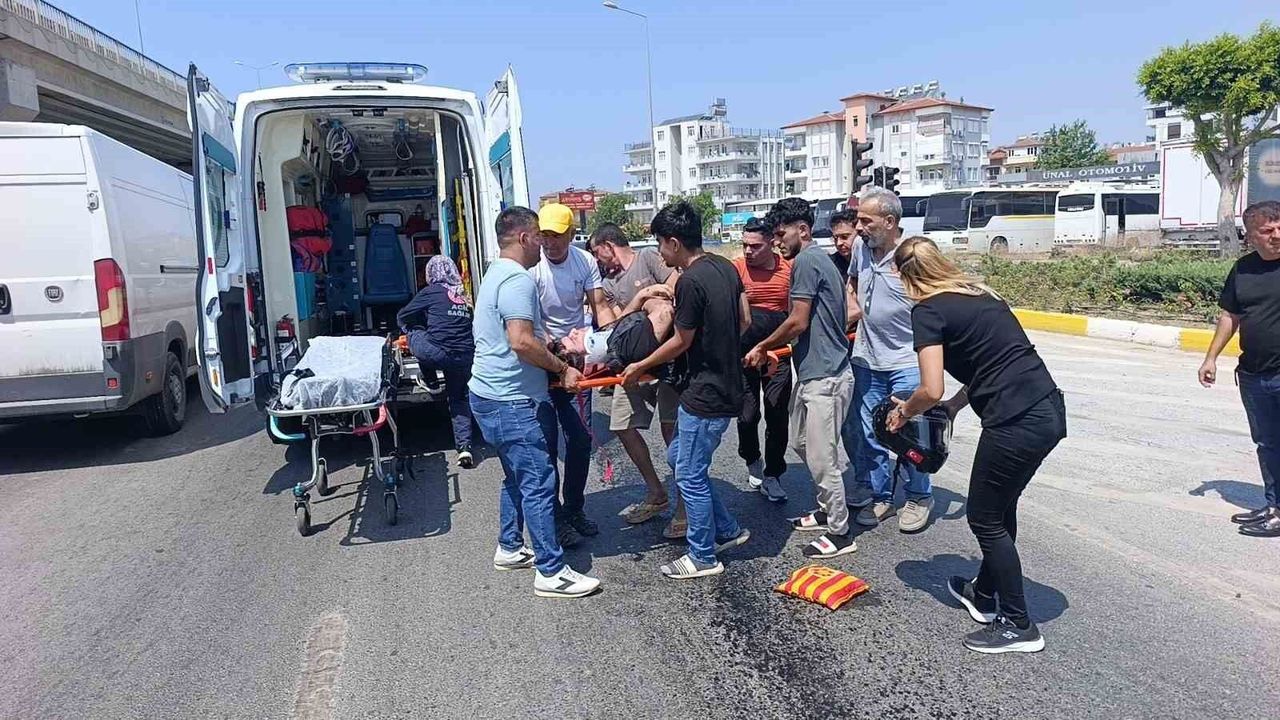 Yağ dökülen yolda kayarak 50 metre sürüklenen motosikletli y