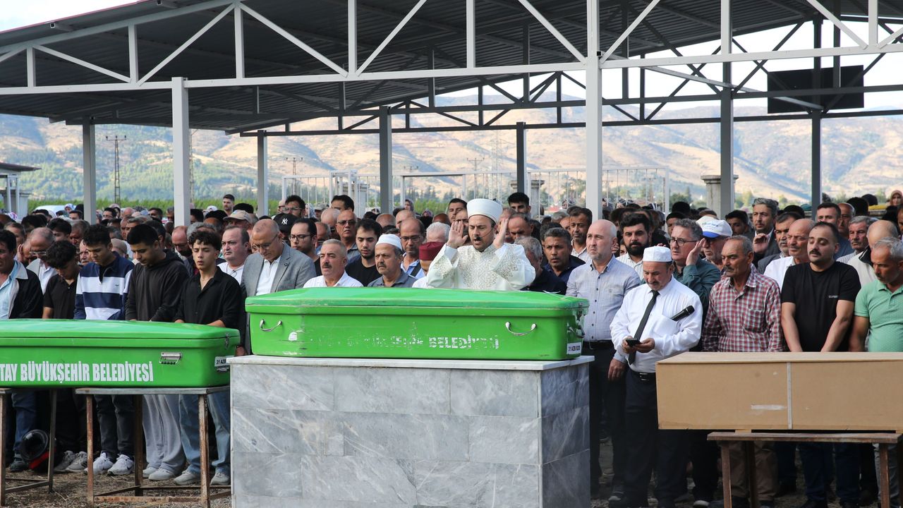 Gaziantep’teki kazada hayatını kaybeden aynı aileden 7 kişinin cenazeleri Hatay’da defnedildi