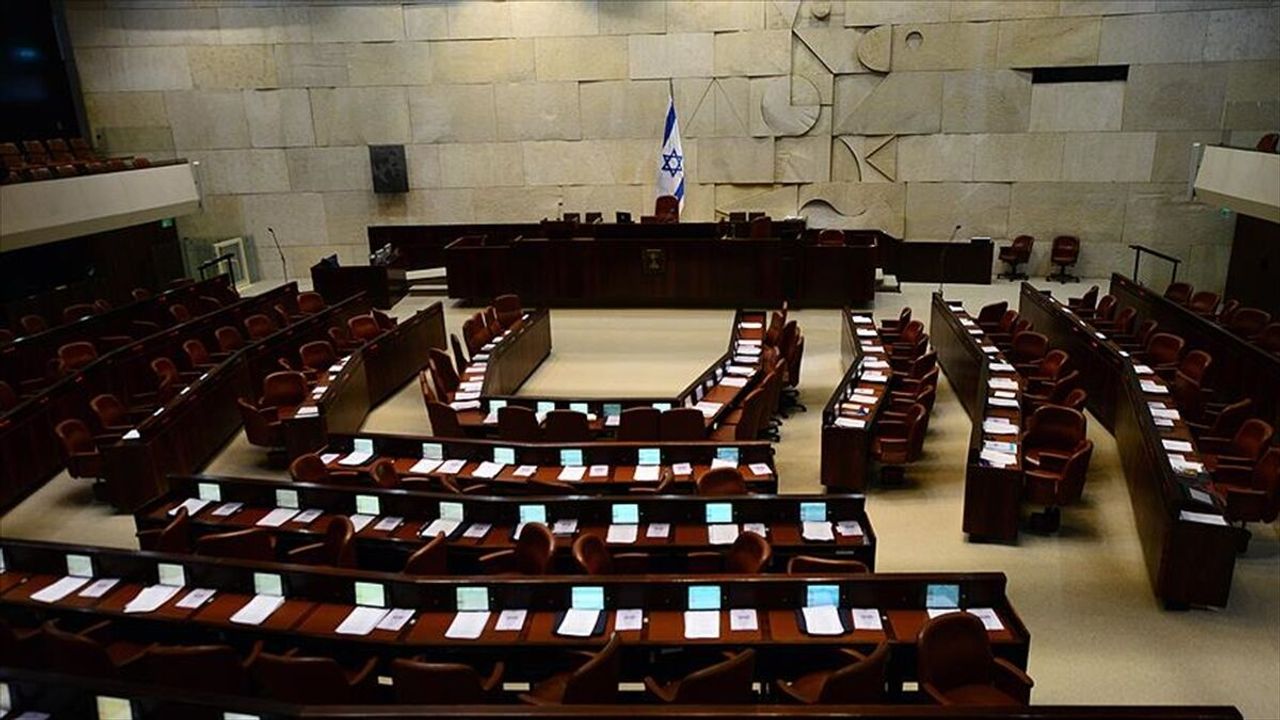 İsrail'deki ankete göre Netanyahu bloğu mecliste 49 sandalyeye gerilerken muhalefet yükselişte
