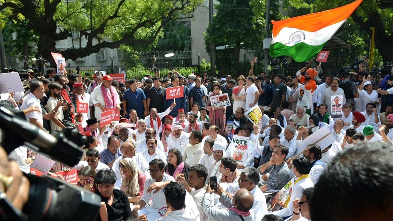 Hindistan'da seçmen listelerine yönelik protesto öncesinde güvenlik önlemleri artırıldı