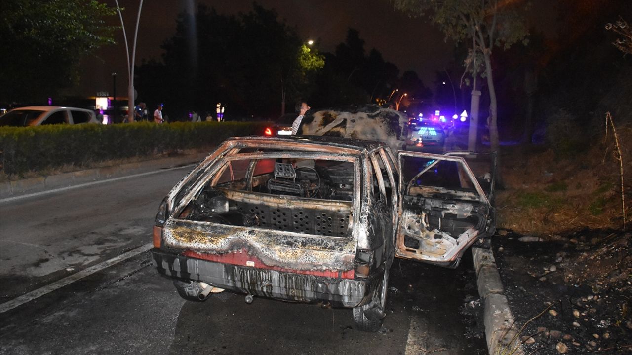 Alev alan otomobil yanarak kullanılamaz hale geldi