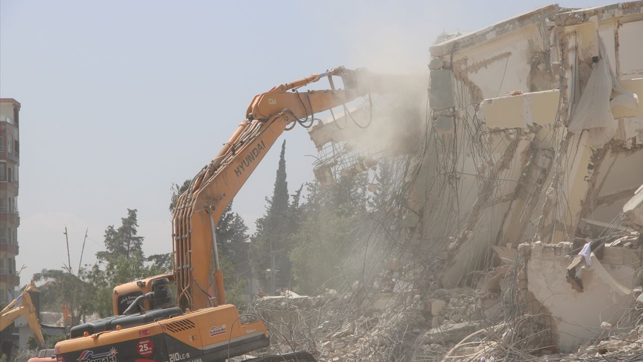 Hatay'da ağır hasarlı 2 bina patlayıcı yardımıyla yıkıldı