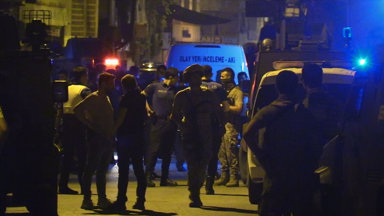 Kavgaya müdahale eden polis memuru bıçakla yaralandı