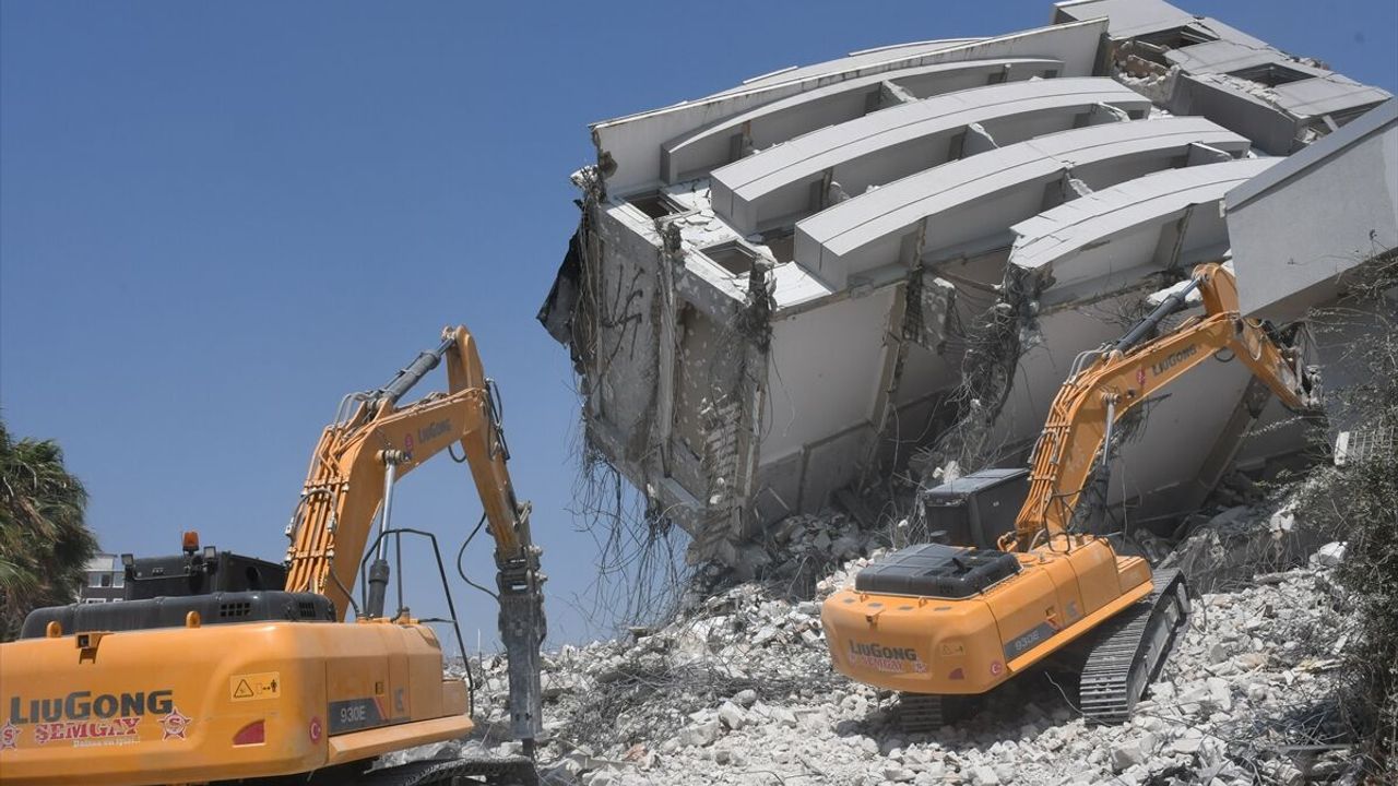 Hatay'da ağır hasarlı binaların yıkımı sürüyor