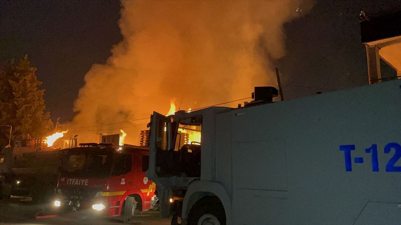 Palet deposunda çıkan yangın hasara neden oldu