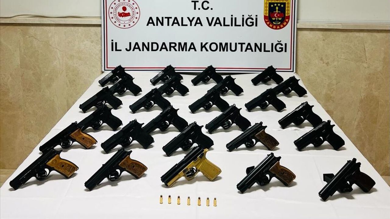 Silah ticareti yaptıkları iddiasıyla gözaltına alınan 3 kişi tutuklandı