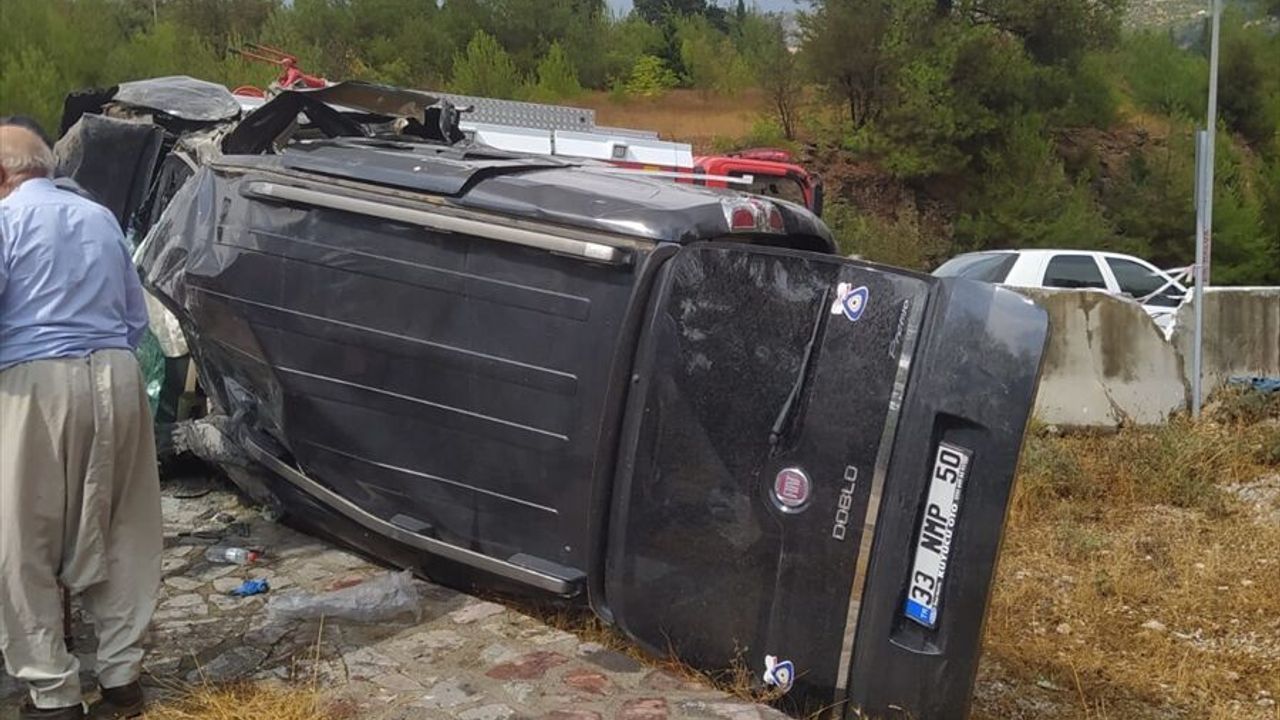 Devrilen hafif ticari araçtaki 5 kişi yaralandı