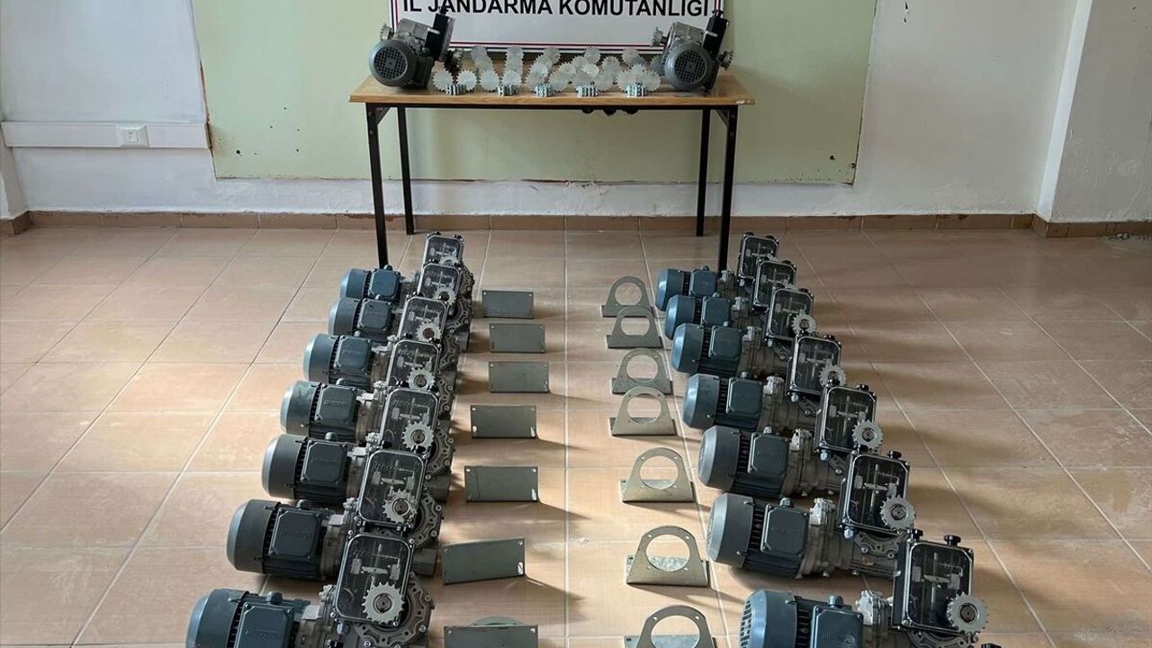 Seradan hırsızlık yaptıkları iddiasıyla 3 zanlı yakalandı