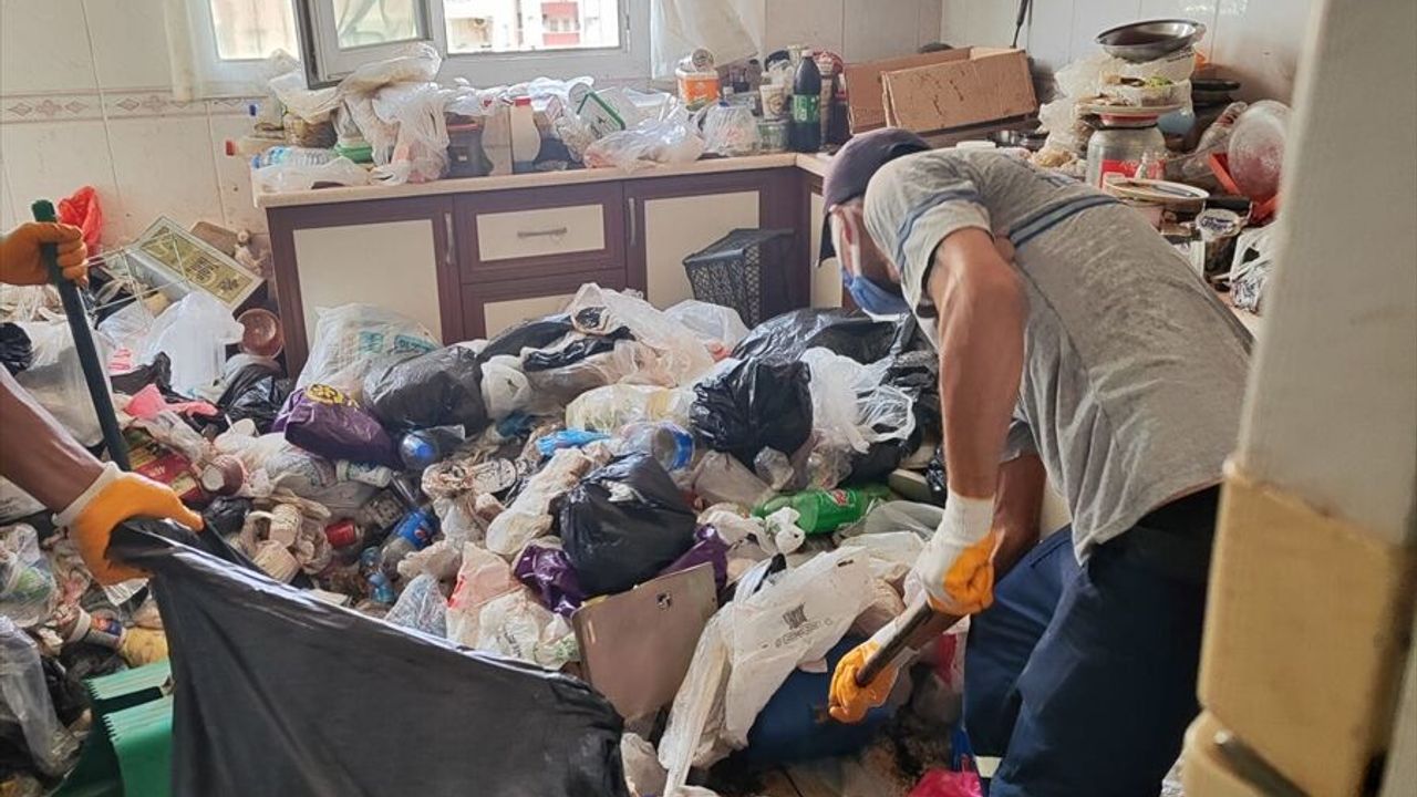 Evden yaklaşık 20 ton çöp çıktı