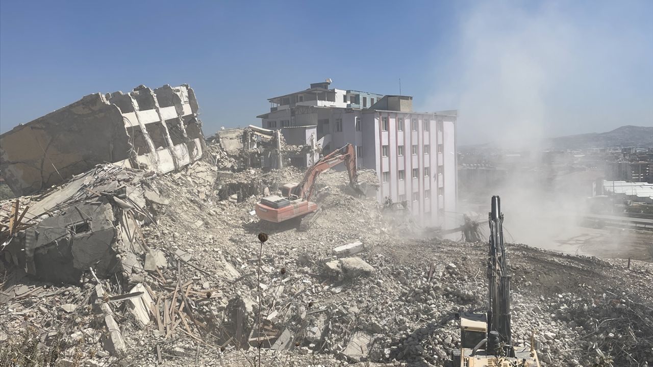 Ağır hasarlı 2 bloklu site kontrollü yıkıldı