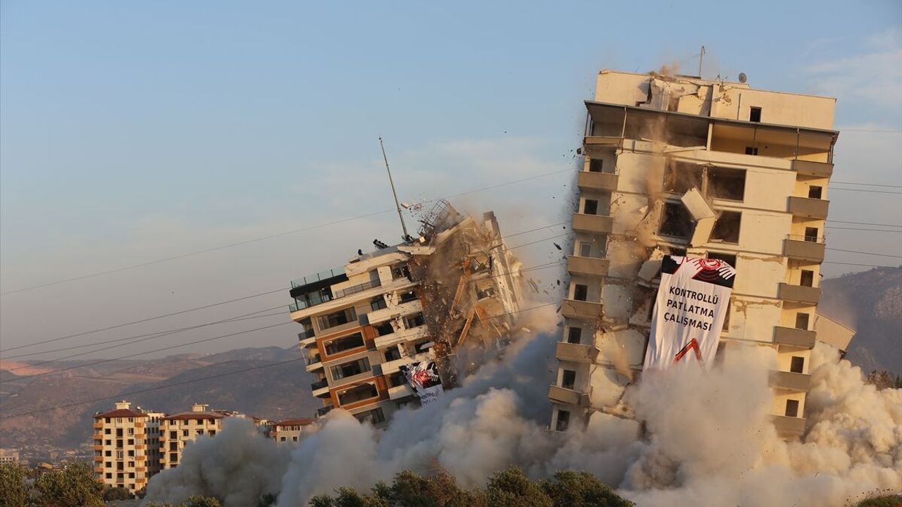 10 binadan oluşan site patlayıcı yardımıyla yıkıldı