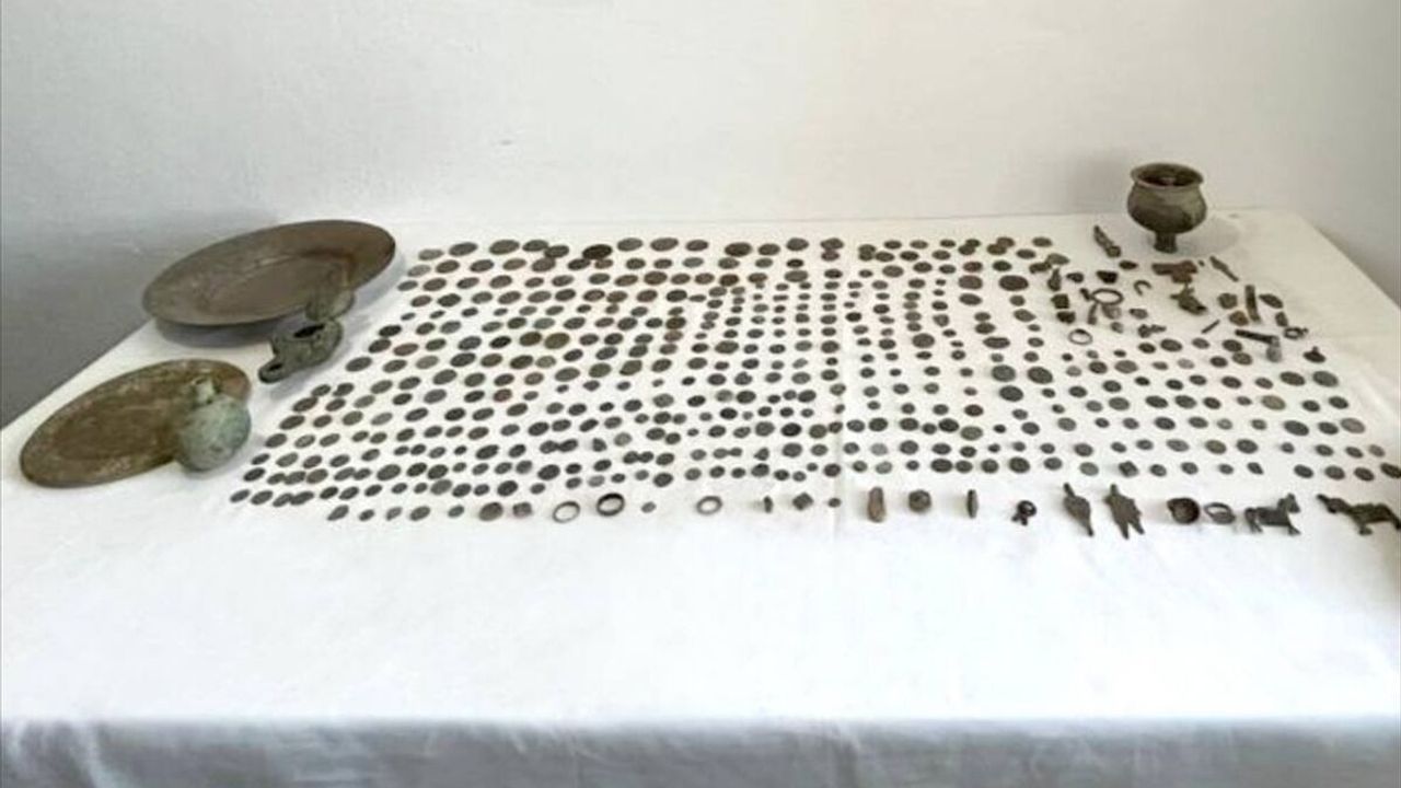 Mersin'de 785 sikke ve 32 tarihi obje ele geçirildi