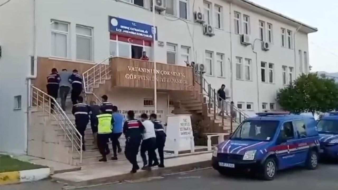 İçişleri Bakanı Yerlikaya, 62 göçmen kaçakçısının tutuklandığını bildirdi