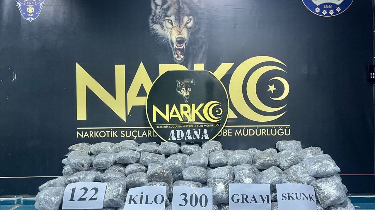 Adana'da lastiklerine ateş edilerek durdurulan pikaptan 122 kilo 300 gram skunk çıktı