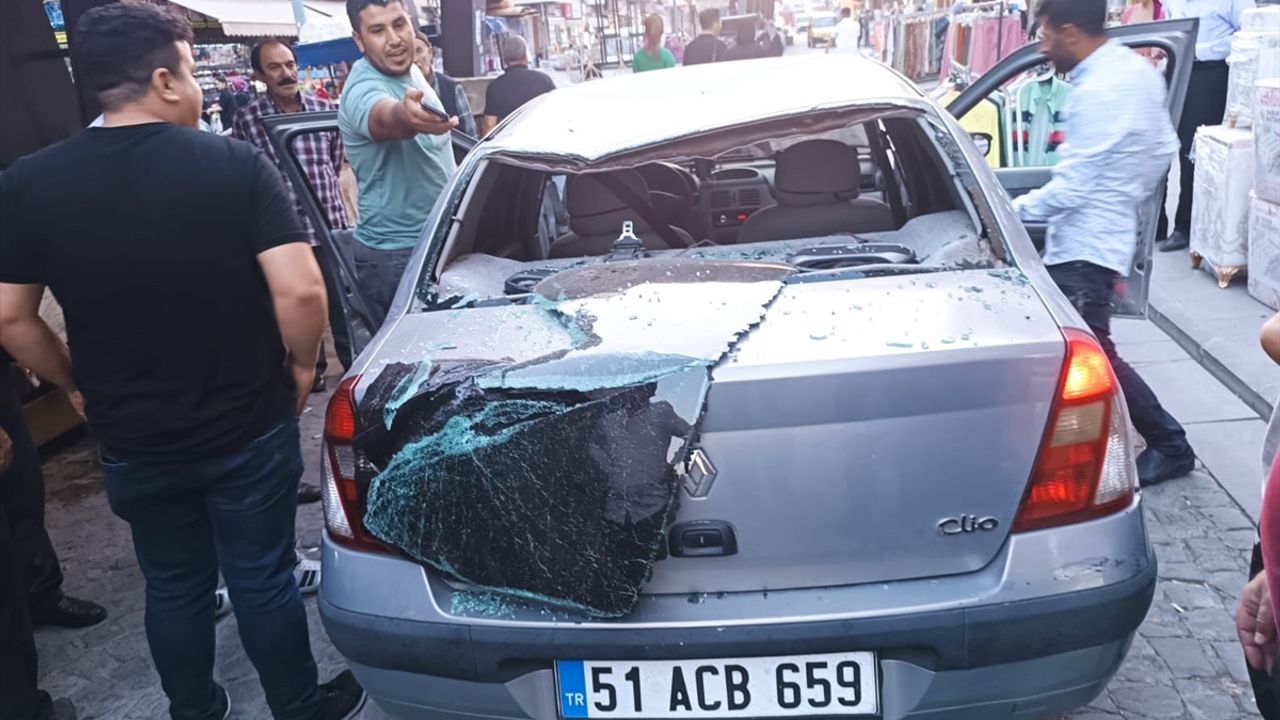 Mersin'de damdaki adaklık keçi seyir halindeki otomobilin üzerine düştü