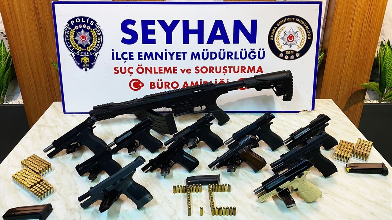 Adana'da akaryakıt istasyonunda ruhsatsız silah ve uyuşturucu ele geçirildi