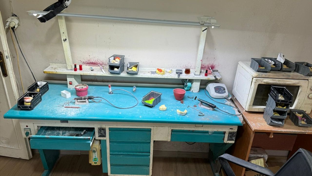 Kaçak diş laboratuvarına düzenlenen operasyonda 7 zanlı yakalandı