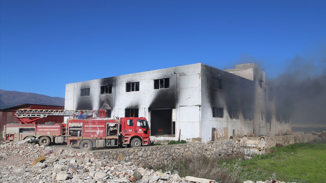 Mobilya fabrikasında çıkan yangın kontrol altına alındı