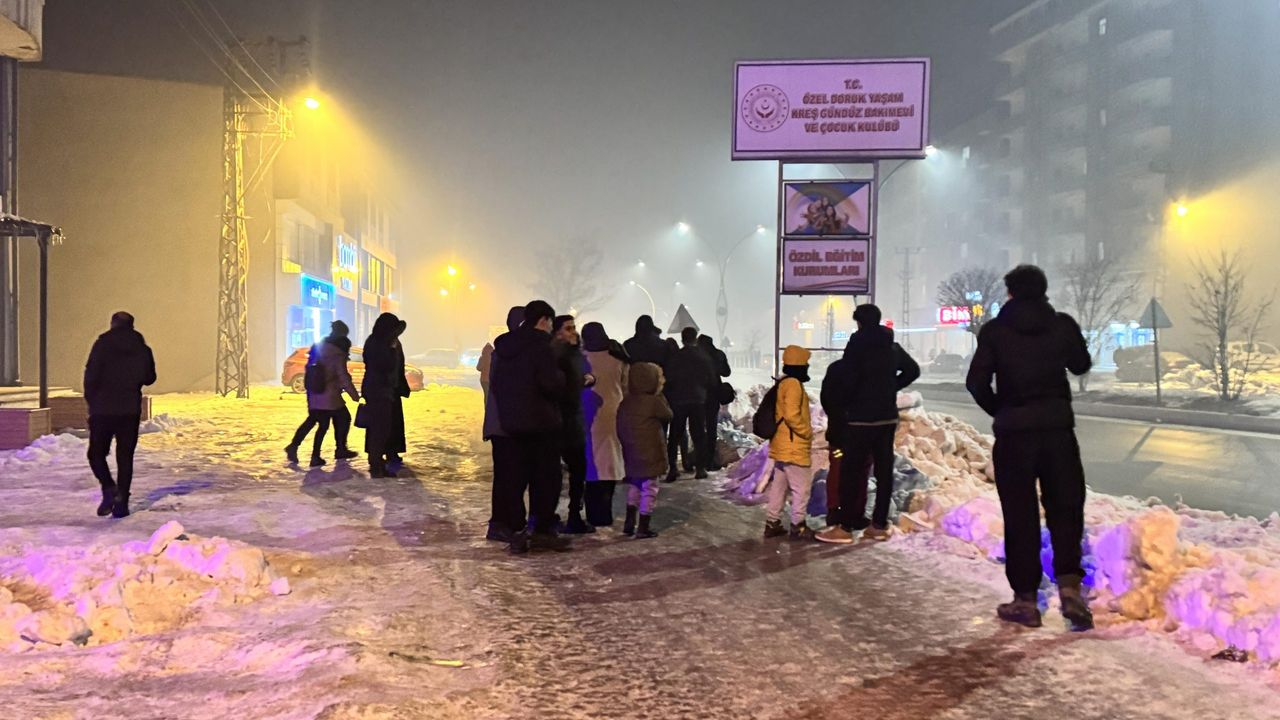 Hakkari'deki depremlerde 28 ev ve 1 ahırda çatlaklar tespit edildi
