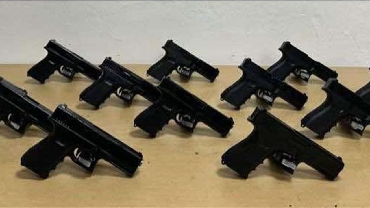 Adana'da bir araçta ruhsatsız 12 tabanca ele geçirildi