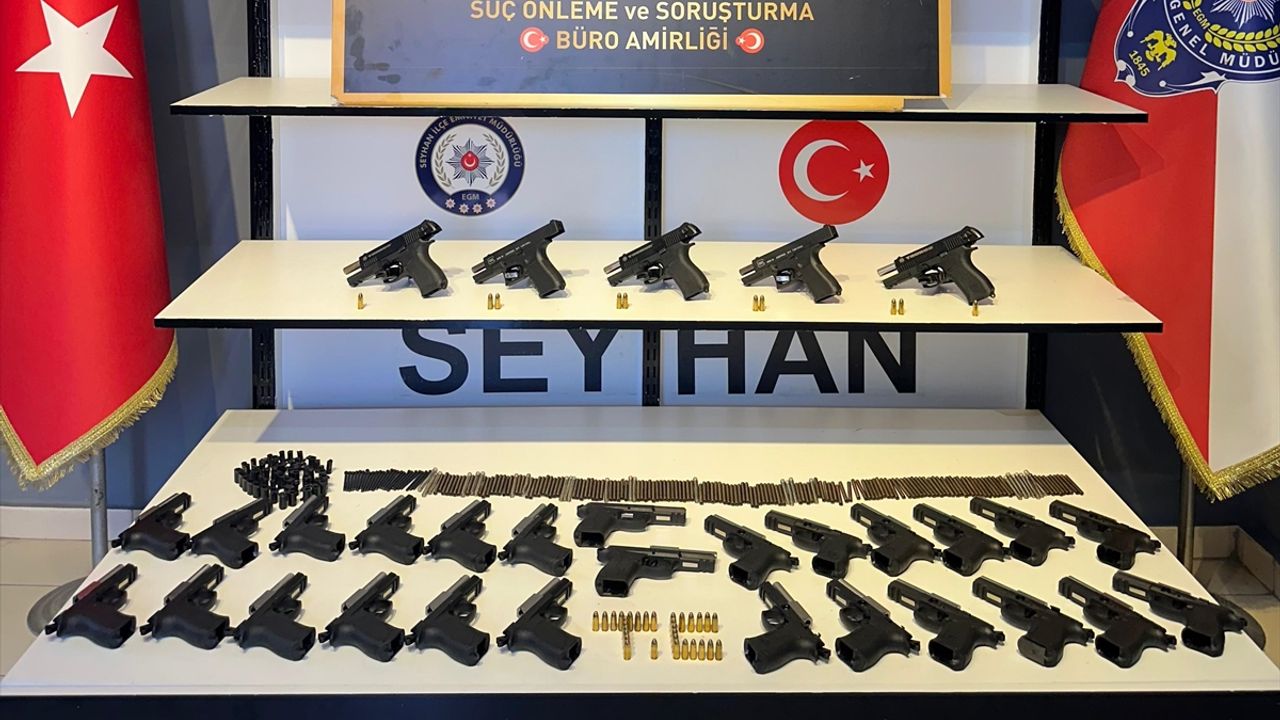 Adana'da bir evde ruhsatsız 5 tabanca ve 270 silah parçası ele geçirildi