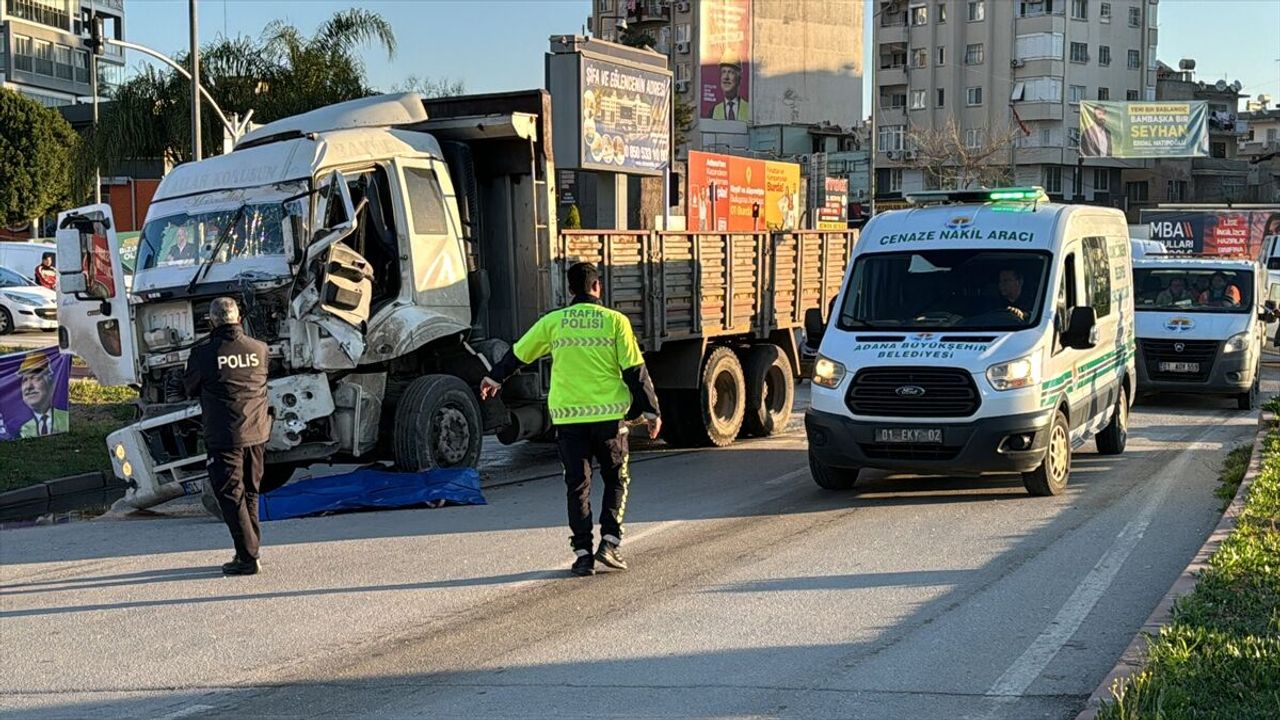 Adana'da otobüs ile çarpışan kamyonun sürücüsü hayatını kaybetti