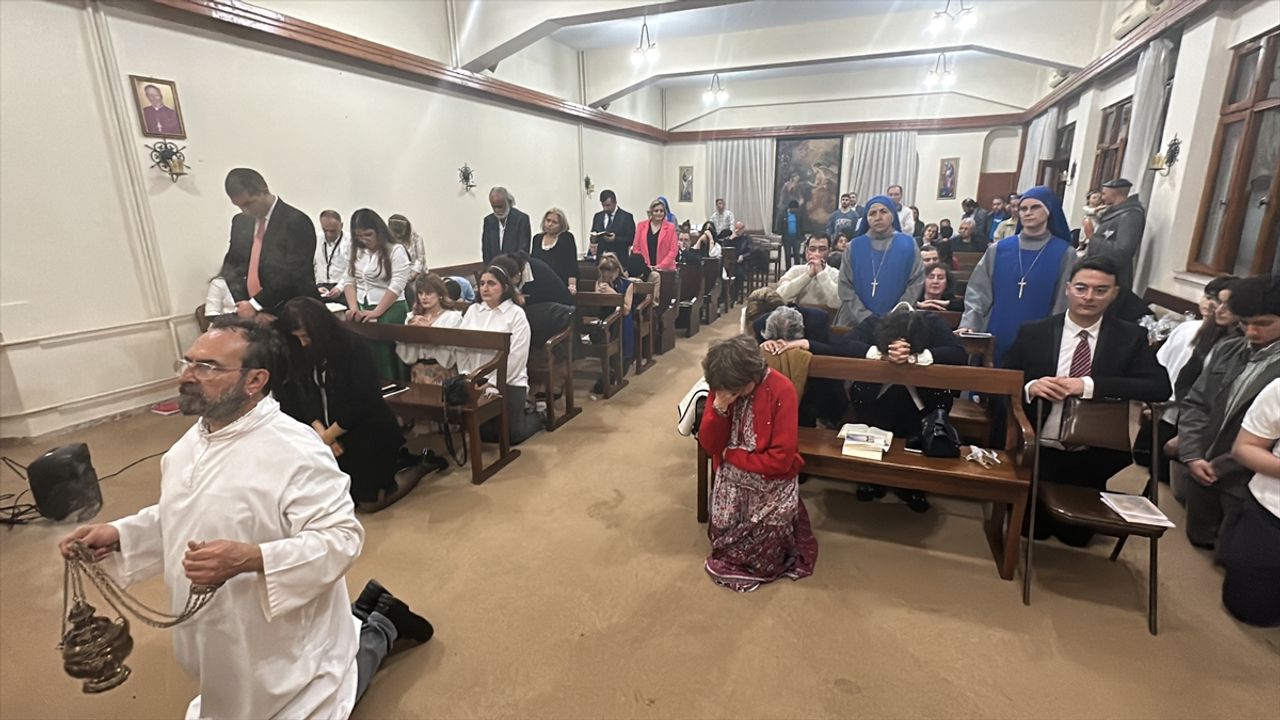 Latin Katolik Kilisesi'nin bahçesinde Paskalya ayini düzenlendi