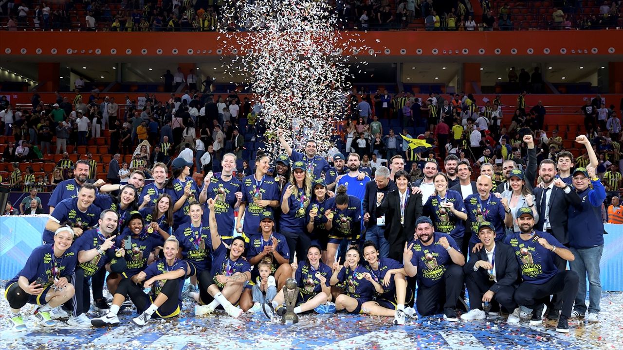 FIBA Kadınlar Avrupa Ligi şampiyonu Fenerbahçe, kupasını aldı