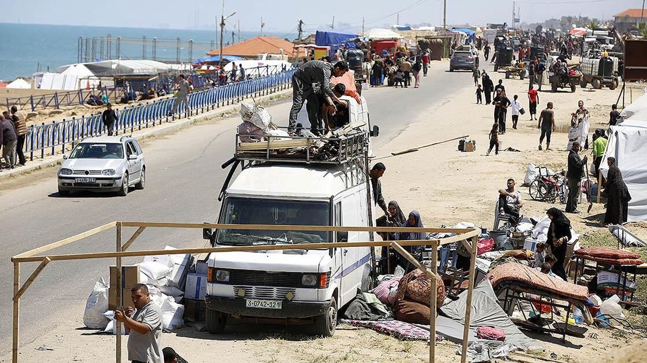 Refah'tan saat başı yaklaşık 200 ailenin hareket ettiğini görüyoruz