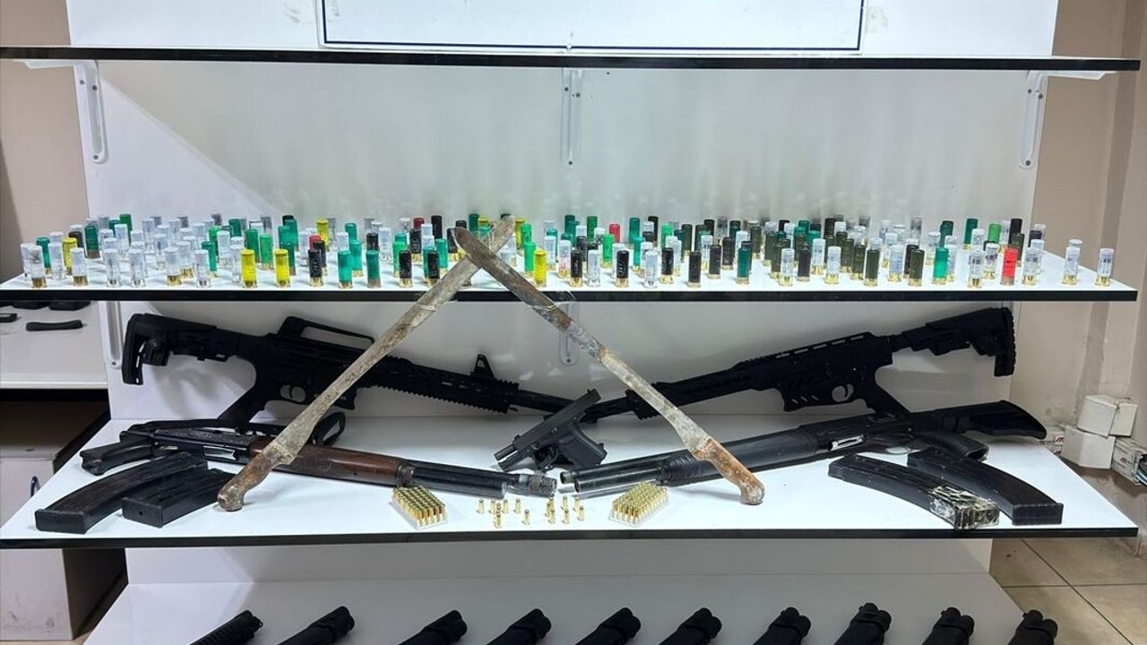 Adana'da bir evin bacasında ruhsatsız 15 silah ele geçirildi