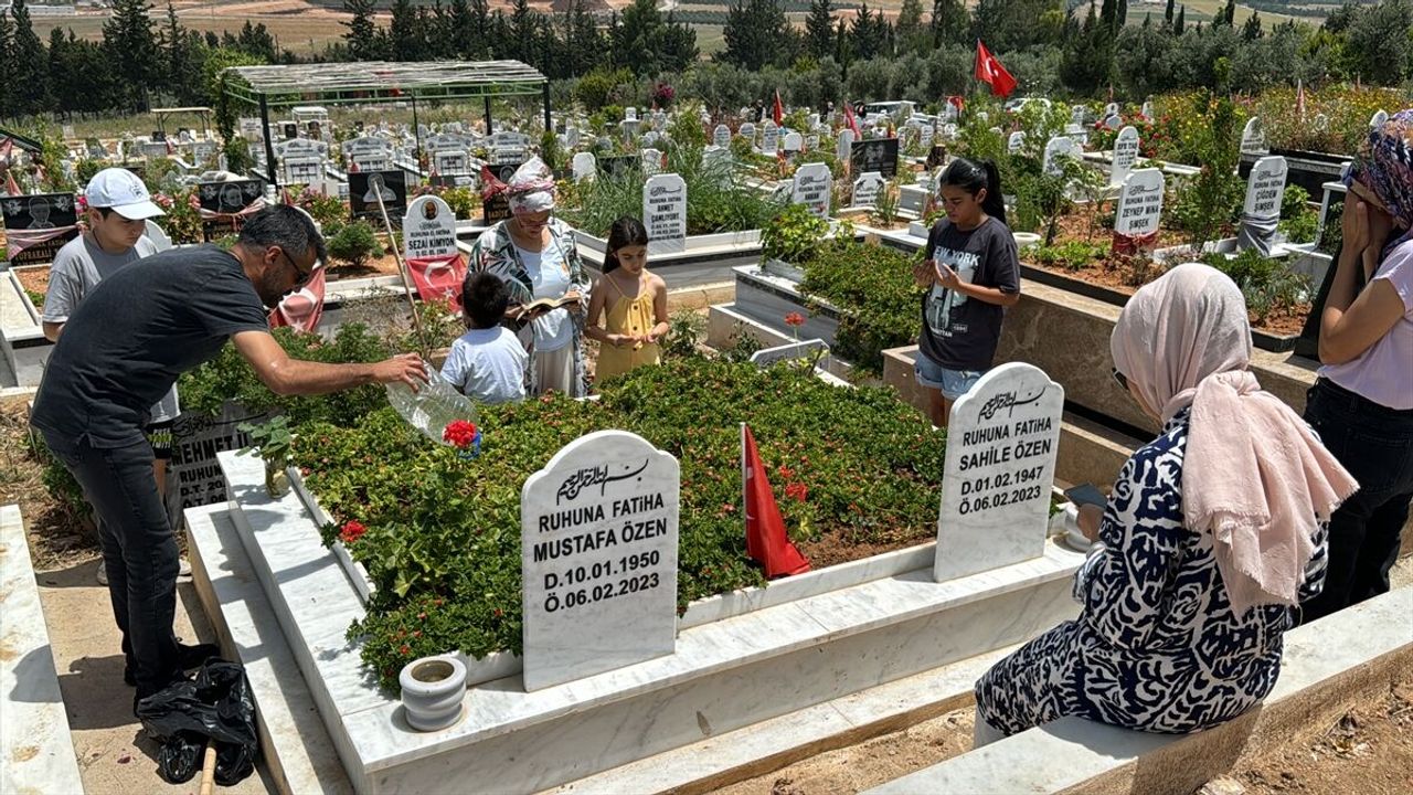 Bayram Arifesinde Mezarlıklar Unutulmadı