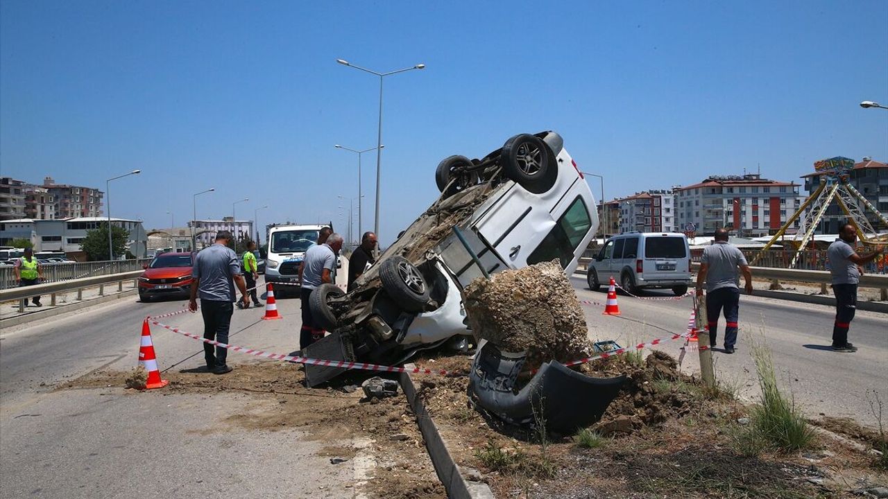 Aydınlatma direğine çarpan araçtaki 3 kişi yaralandı