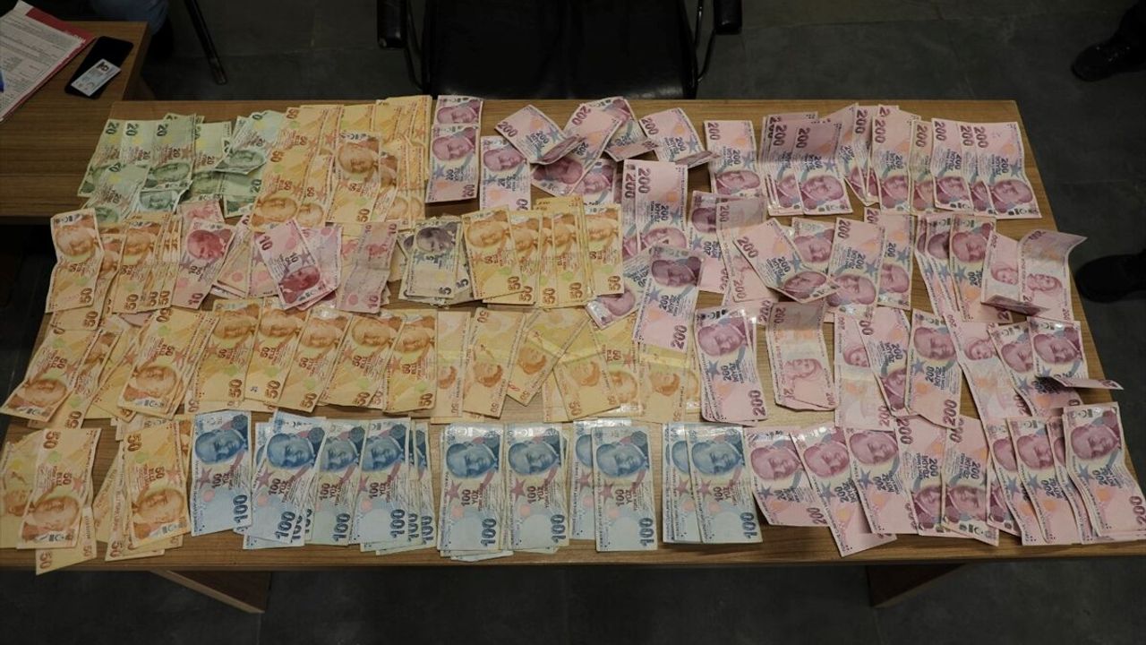 Zabıtanın yakaladığı dilencinin üzerinden 19 bin 765 lira çıktı