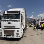 Adana'da aracının arızasının giderilmesini bekleyen sürücü tırın çarpması sonucu öldü