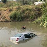 Adana'da nehre düşen otomobilin sürücüsü kendi çabasıyla kurtuldu