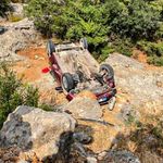Adana'da şarampole yuvarlanan otomobildeki 2 kişi yaralandı