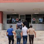 Adana'da uyuşturucu operasyonunda yakalanan 3 zanlıdan 1'i tutuklandı