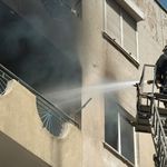 Antalya'da apartmanda çıkan yangında balkonda mahsur kalan kediyi itfaiye kurtardı